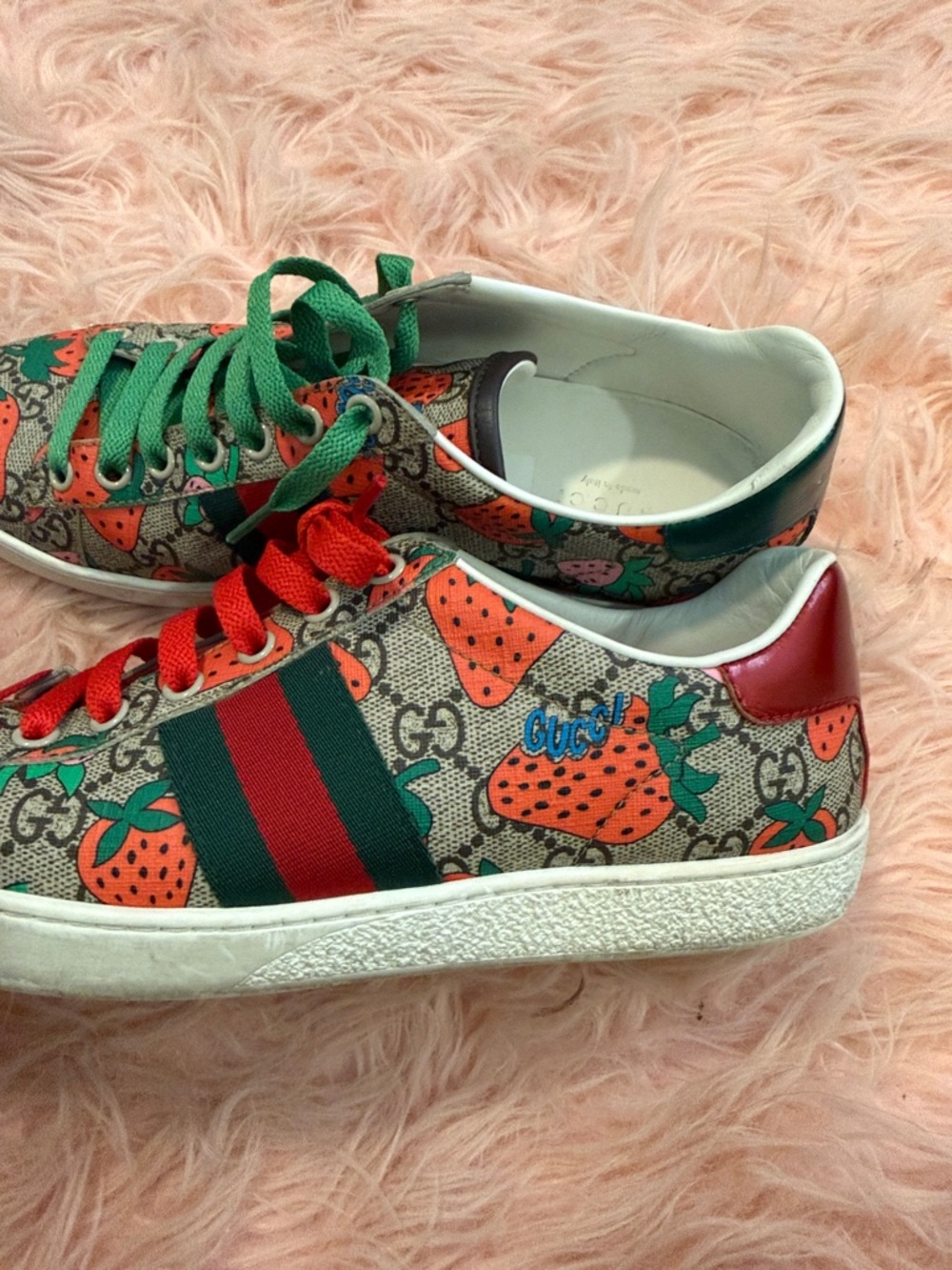 Gucci Strawberry Print Low-Top Sneakers in Red & Green - Picture 5 of 8